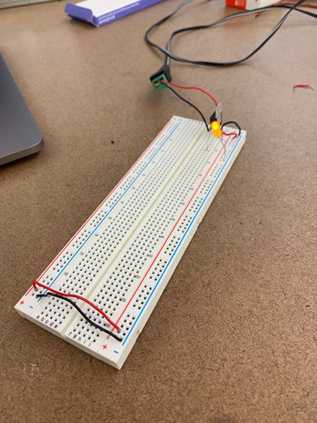 single led with voltage regulator in series circuit